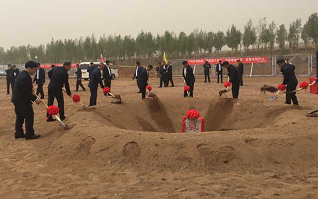 中慶建設集團李洪宇和朝陽市委市政府領導共同奠基_副本.jpg 中慶建設集團李洪宇和朝陽市委市政府領導共同奠基_副本.jpg